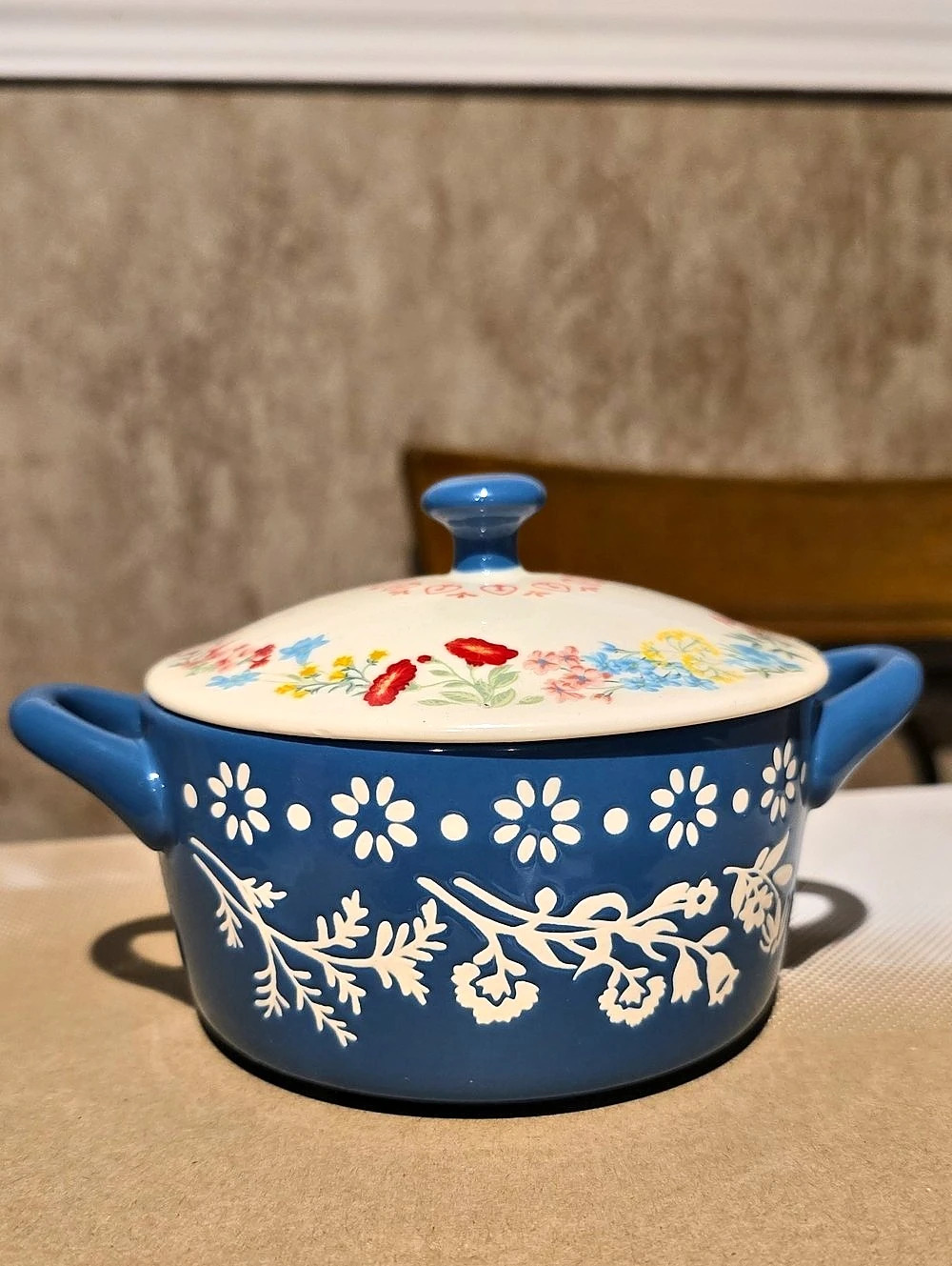 The Pioneer Woman Stoneware 3421 DMT Blue & White Lidded Casserole Dish